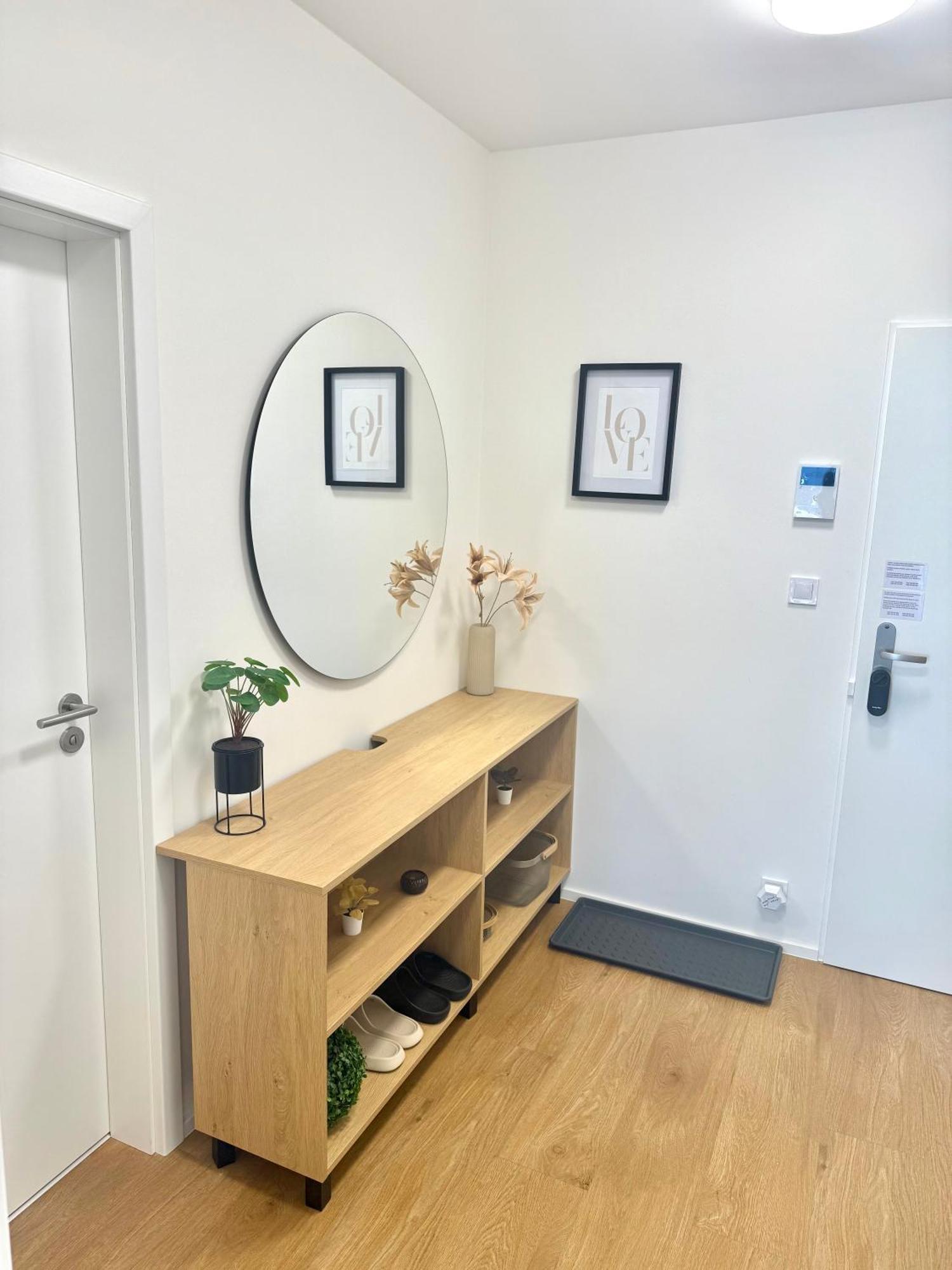 Апартаменти Relax With Free Parking, 10 Mins Walk To Centre Брно
