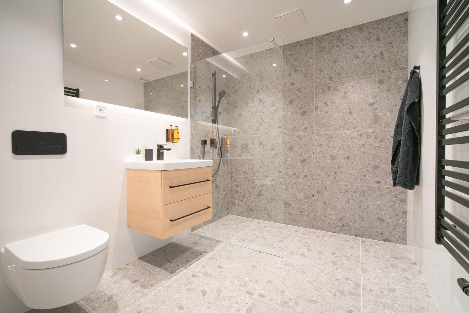 Relax With Free Parking, 10 Mins Walk To Centre *