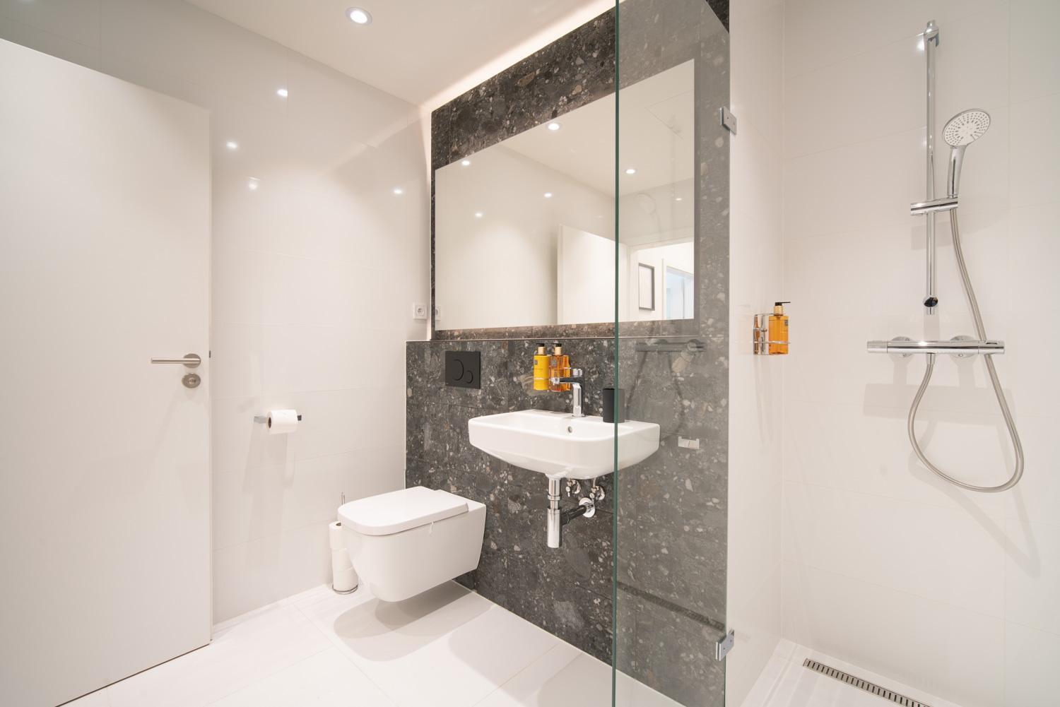 Relax With Free Parking, 10 Mins Walk To Centre Apartment