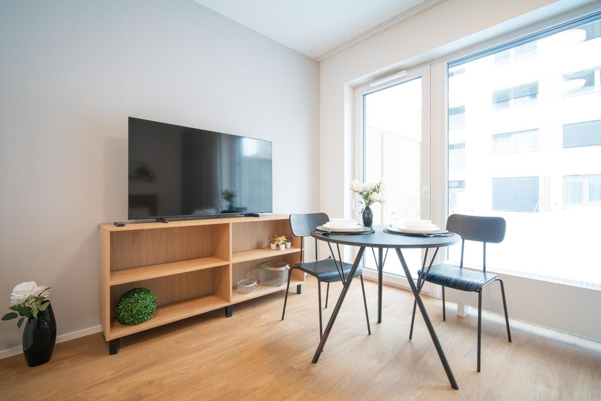 Relax With Free Parking, 10 Mins Walk To Centre *