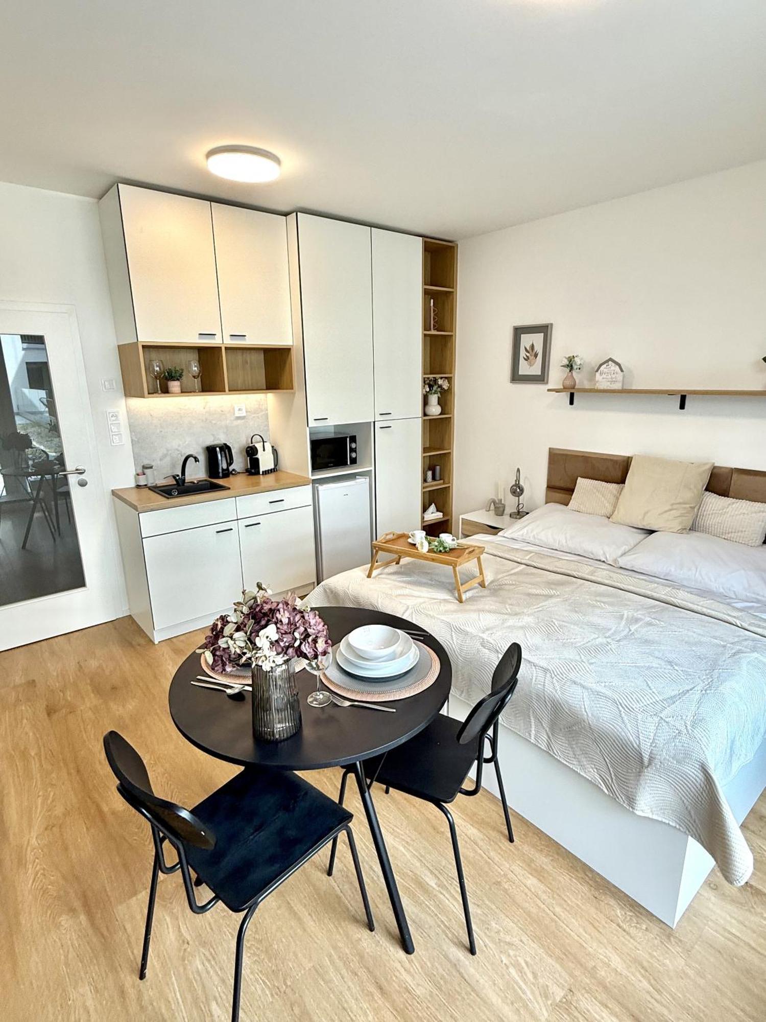 Relax With Free Parking, 10 Mins Walk To Centre